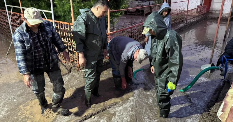 Кентауда нөсер жауыннан кейін көшелер мен аулаларды су басып қалды