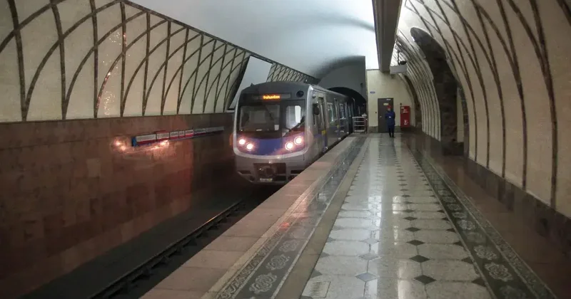 Инцидент в метро Алматы: пассажиров высадили из вагонов, очевидцы сообщили о задымлении