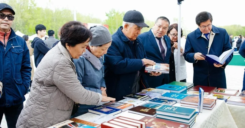 Атырауда білім саласының қызметкері мектептерге 5000 кітап сыйға тартпақ