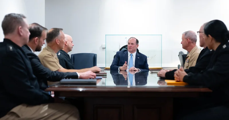 АҚШ Әскери теңіз күштері министрі Иран соғысы кезінде қызметінен кетті