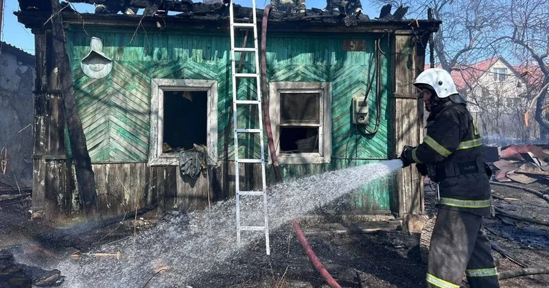 Өскеменде өртенген жер үйден ер адамның денесі табылды