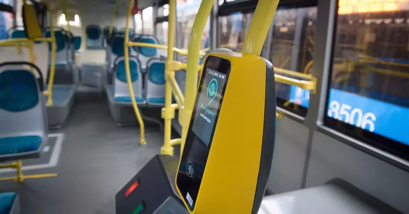 Теміртауда жолаушылар мінген автобус жол апатына түсті