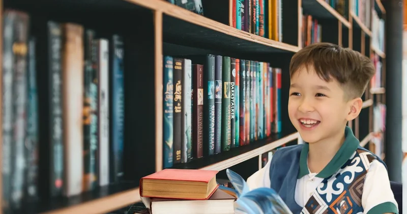 Казах с книгой в руках нағыз қазақ!