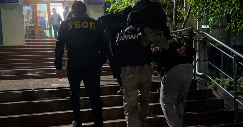 В Шымкенте задержали группу вымогателей с поличным