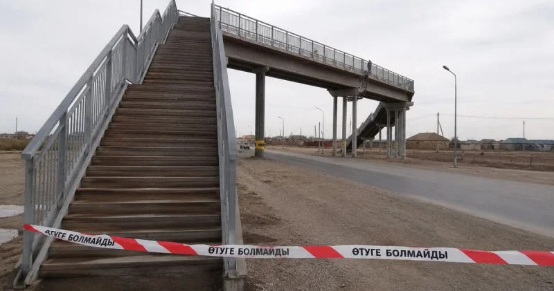 Атырау облысында жаяу жүргіншілер көпірінен құлаған әйел қаза тапты