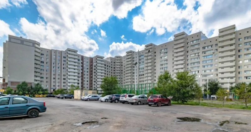 Бәс тігу, тамақ жеткізу және такси. МҮЙ төрағасы Астанада 75 миллион теңгені талан таражға салды