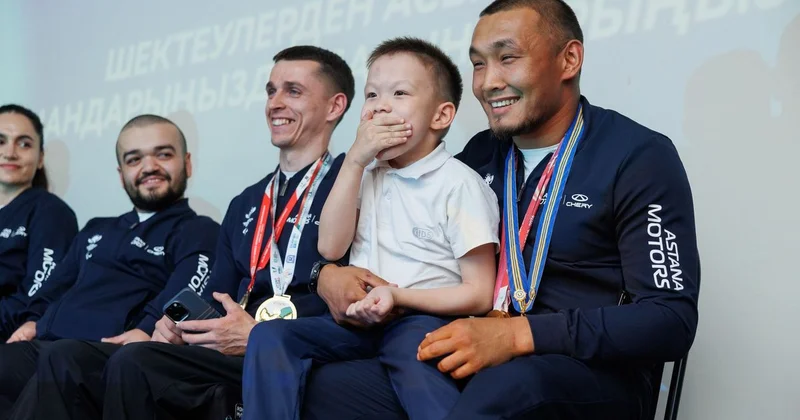 Поступок чемпиона: Ербол Хамитов взял на руки ребенка с ДЦП, видео завирусилось в соцсетях