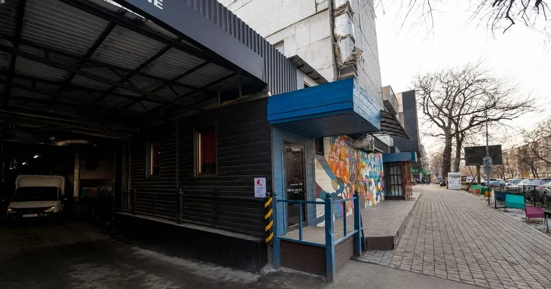 Пристройку без документов сносят на одной из центральных улиц Алматы