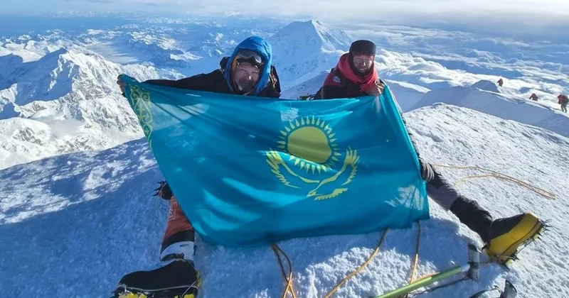 Қазақстан туы Солтүстік Американың ең биік шыңында желбіреді
