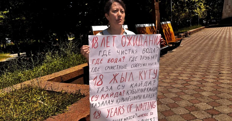 Жительницу Талгара забрали полицейские после выхода на согласованный пикет из за проблем с водой