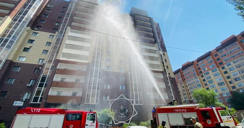 В Астане горит 13 этажный жилой дом