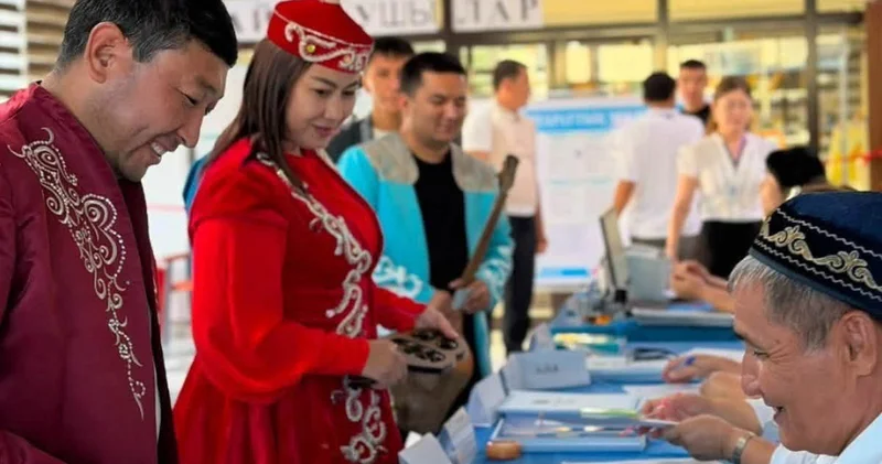 Қазақтың ұлттық киімі мен домбыра үні үйлескен Құрылтай сайлауы