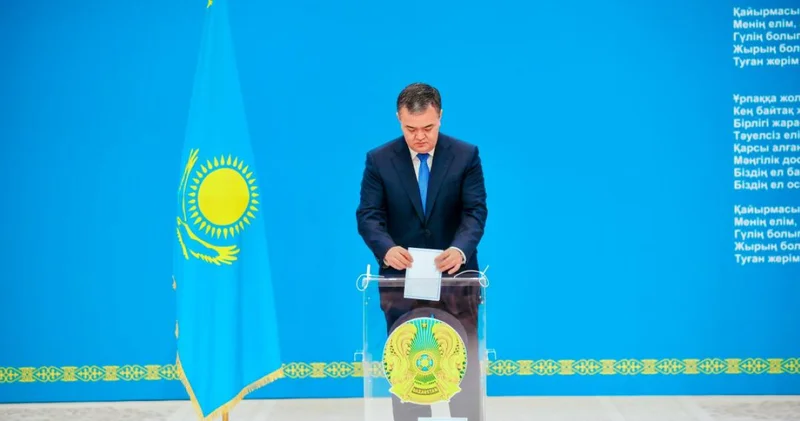 Астана қаласының әкімі Жеңіс Қасымбек Құрылтай сайлауында дауыс берді