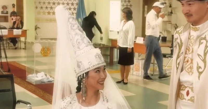 Төлеген мен Қыз Жібек Оралдағы сайлау учаскесінде дауыс берді