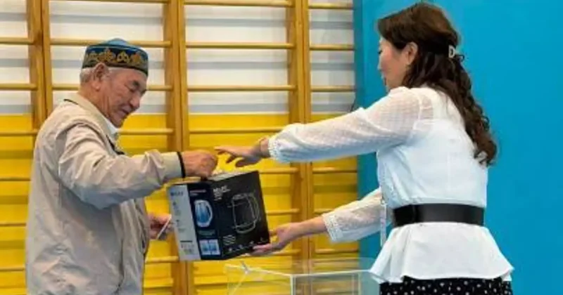 Астана мен Атырауда бірінші болып келген сайлаушыларға сыйлық берілді