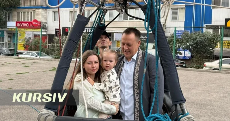 Семья прилетела на выборы в Алматинской области на воздушном шаре