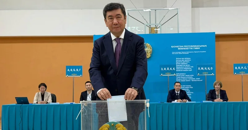 Ерлан Қошанов Қазақстан темір жолы ғимаратындағы сайлау учаскесінде дауыс берді