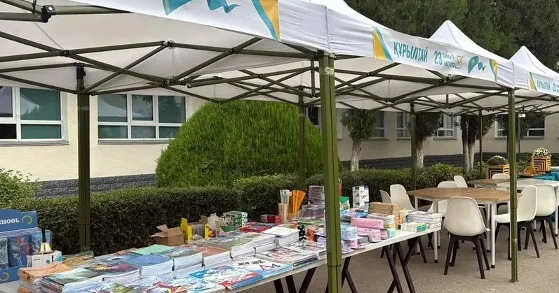 Алматыда сайлау учаскелері маңында азық түлік пен мектеп құралдары сатылады