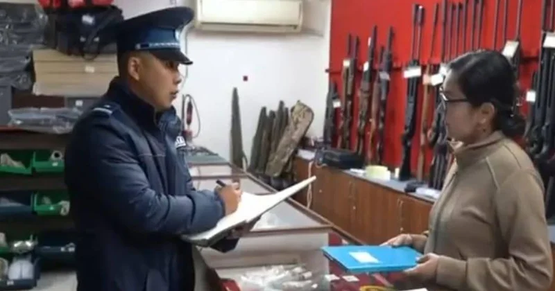 Атырауда полицейлер қару дүкендерін тексерді