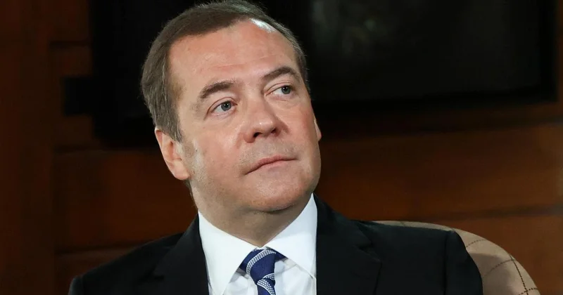 Это акт войны : Медведев назвал США врагом России , а Трампа разговорчивым миротворцем