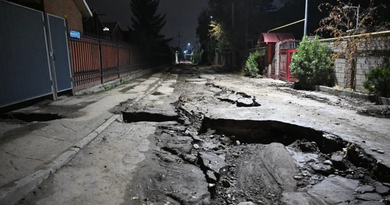 Асфальттың опырылуы: Алматыда техникалық қадағалау жүргізген компания аккредитациясынан айырылды