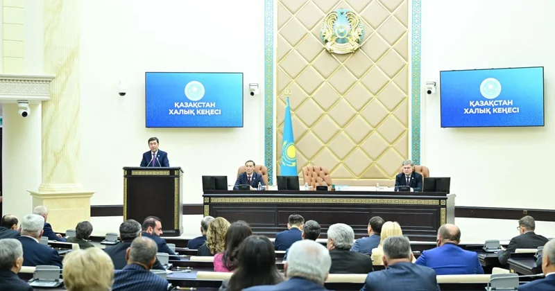 Госнаграды от имени президента вручил Председатель Қазақстан Халық Кеңесі