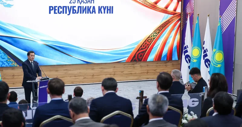 Государственные награды ко Дню Республики вручили в партии Әділет
