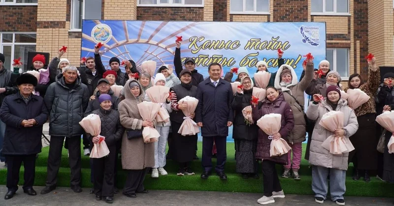 В преддверии Дня Республики семьи в Акмолинской области получили ключи от квартир