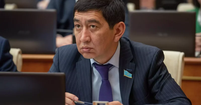 Айтыскер ақын Ринат Зайыт қорғаныс министрлігінде қызметке тағайындалды