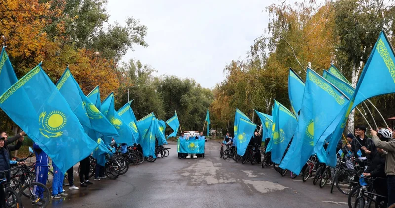 Республика күні қарсаңында 70 тен астам велошабандоз Алматы көшелерінде көк туды желбіретті