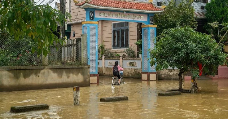 В результате наводнений во Вьетнаме погибли по меньшей мере 90 человек, 12 пропали без вести