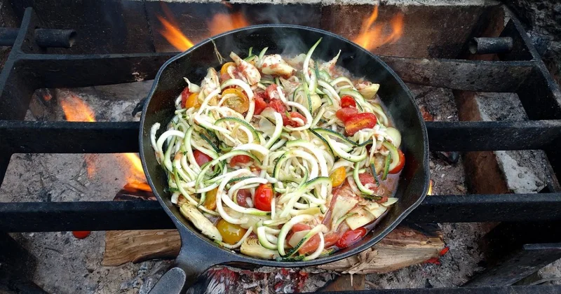 Мужчина вылил кипящее жаркое на голову супруге