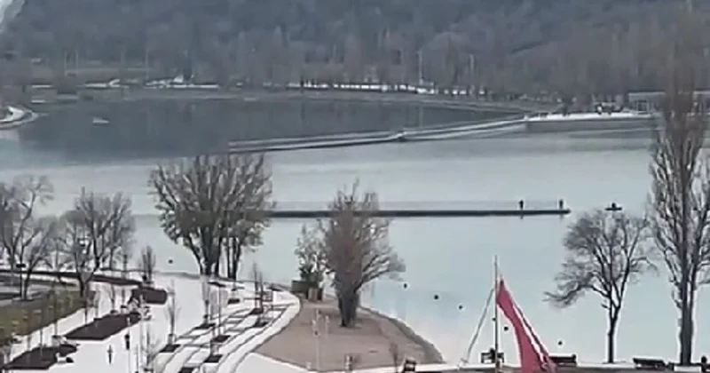 Понтонный мост демонтировали на озере Сайран в Алматы (видео)