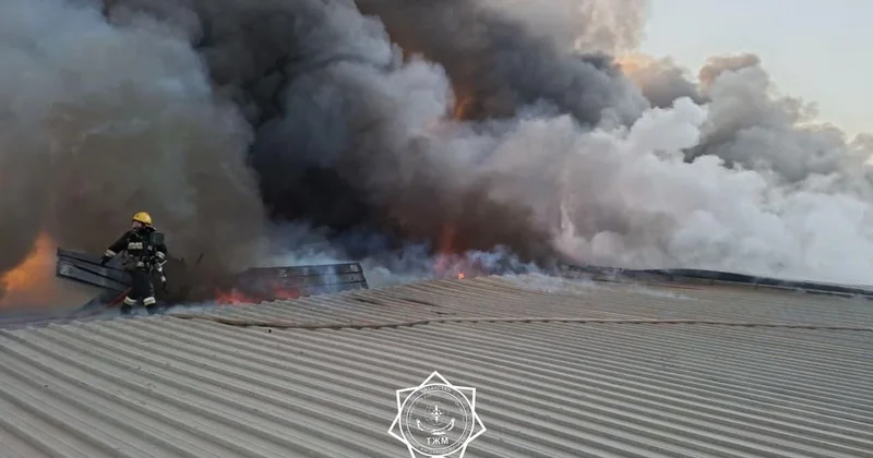 Склад загорелся в Алматы (фото)