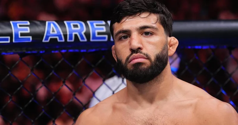 Царукян финишировал Хукера в главном поединке исторического турнира UFC