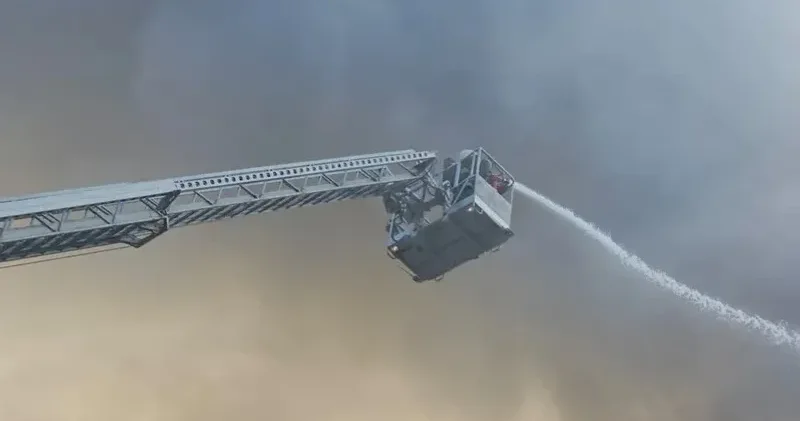 Алматыда екіқабатты қоймадан шыққан алапат өрт сөндірілді