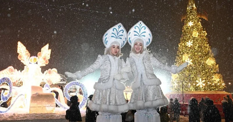 Алматыда жаңа жылдық бас шыршаның шамы жағылды