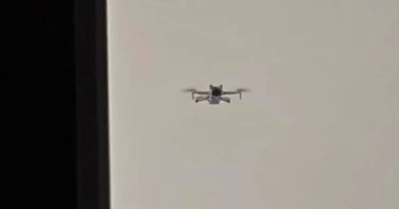 Алматинку напугал следящий за ней ночью дрон у окна на девятом этаже