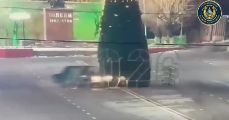 Главную новогоднюю ёлку в Сарыагаше протаранил автомобилист