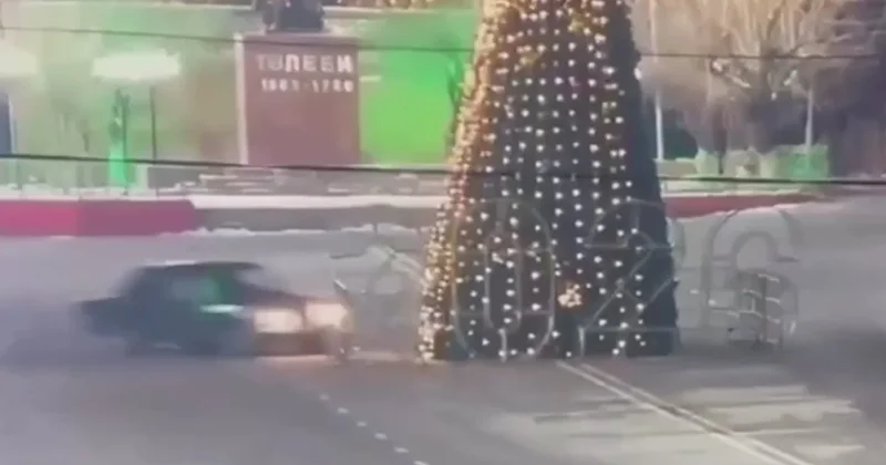 Ночной дрифт: водитель снёс новогоднюю ёлку в Туркестанской области