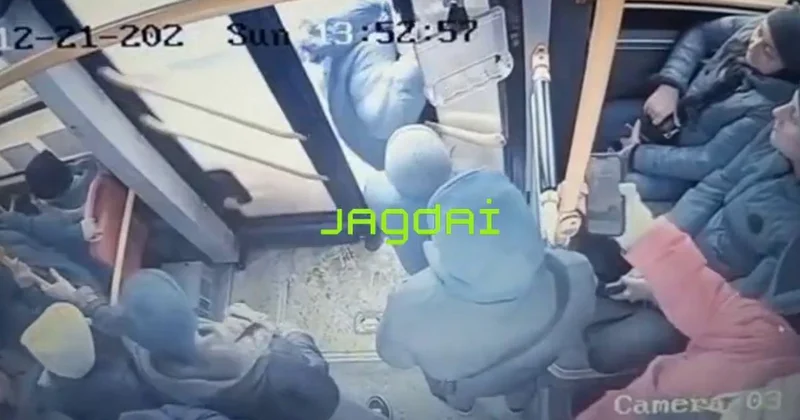 Получила перелом позвоночника : алматинка выпала из автобуса (видео)