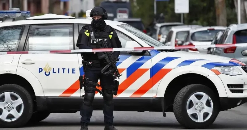 Нидерландта автокөлік рождестволық шеру көрермендерін қағып кетті