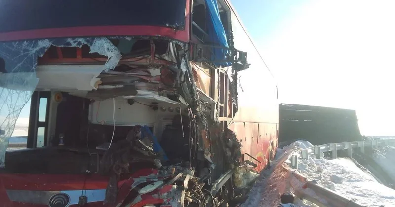 Автобус столкнулся с КамАзом на трассе в области Абай: есть погибшие