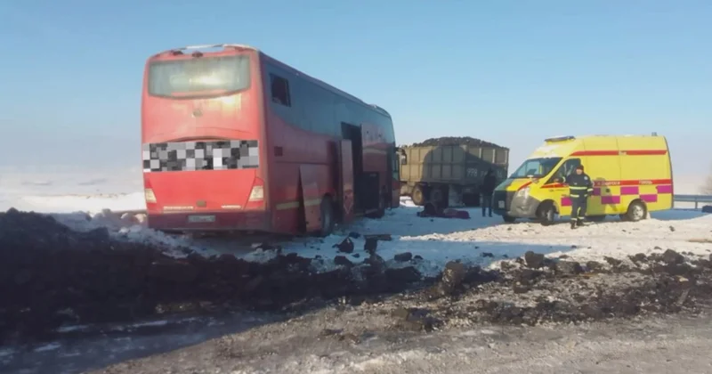КамАЗ столкнулся с автобусом в области Абай