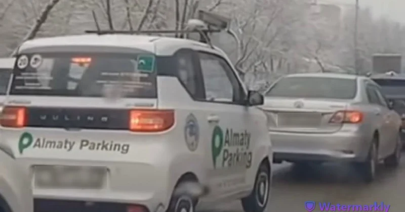 Штраф за парковку в движении: алматинцы возмутились ситуацией на дороге