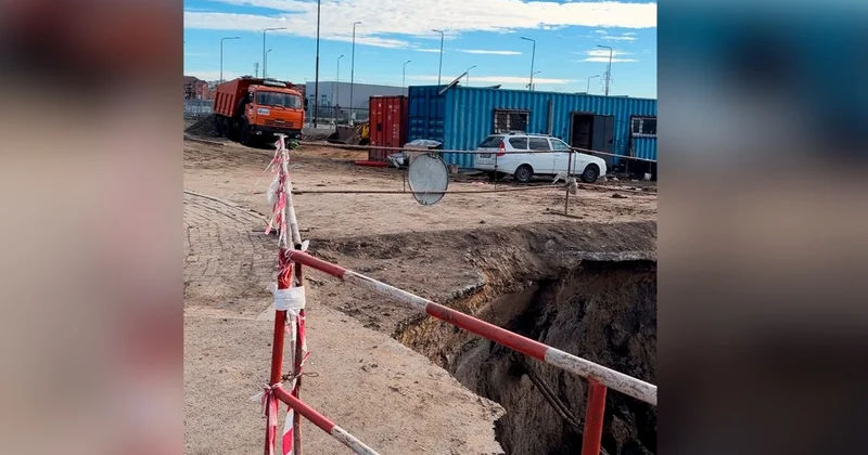 Атырауда жолдың опырылуына себеп болған құбырды таба алмай жатыр