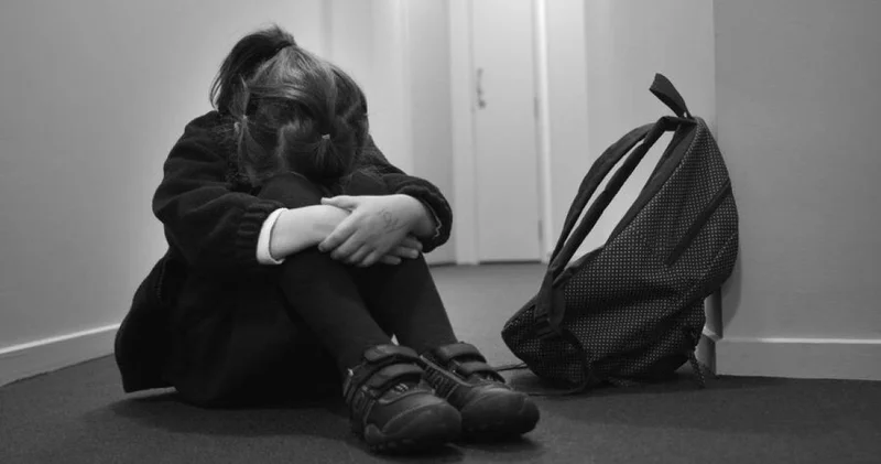 Сабаққа кешіккені үшін мұғалімі 100 рет отырғызды: 12 жастағы оқушы қыз көз жұмды (ВИДЕО)