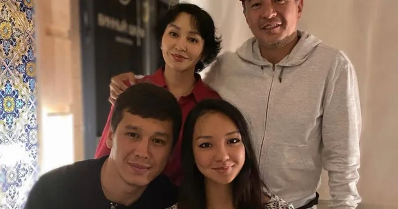 Акан Сатаев, недавно ставший вновь отцом, разрезал путы внуку