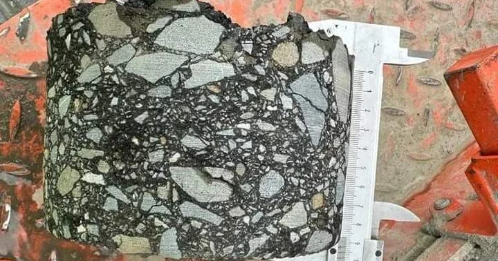 Ақтөбеде жолға төселген қиыршық тастан емес, құмнан сынама алынады