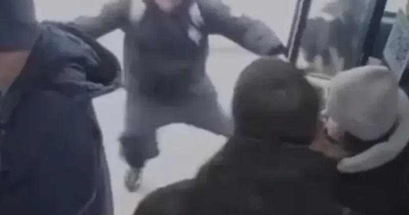 Пассажир выпал во время движения автобуса в Караганде